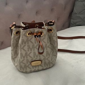 Extended photos of michael kors bucket bag